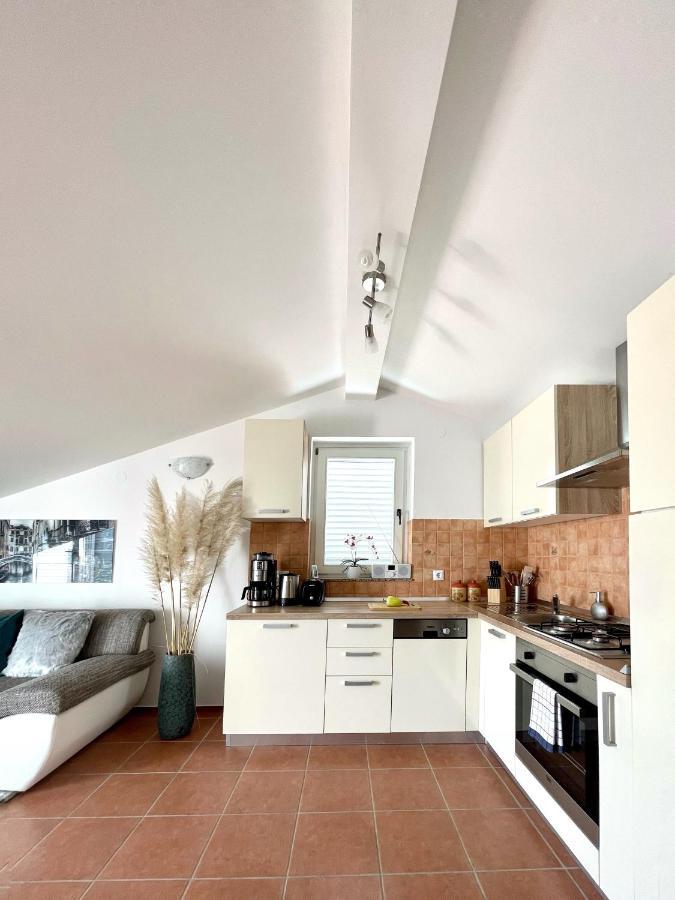 Apartment Lady Daniela Mit Meerblick In Lovran Zewnętrze zdjęcie
